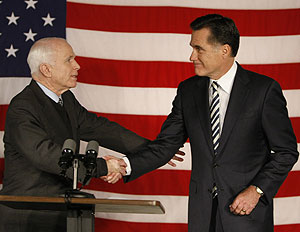 McCain y Romney estrechan sus manos durante el acto que celebraron en Boston. (Foto: AP)