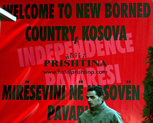 Un albans camina junto a un cartel en el que se lee 'Bienvenido al nuevo pas, Kosovo'. (Foto: EFE)