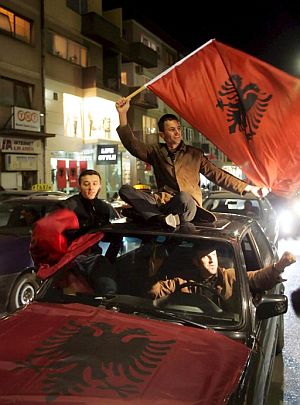 Varios albanokosovares ondean banderas albanesas en Pristina. (Foto: EFE)