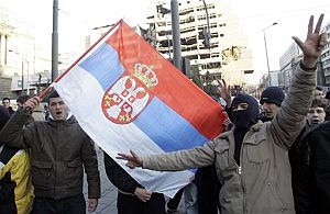 Ciudadanos serbios protestan en Belgrado por la independencia de Kosovo. (Foto: AP)