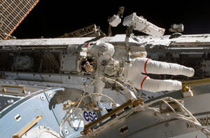El astronauta Rex Walheim se agarra a un manillar del laboratorio 'Columbus' durante su paseo espacial del pasado viernes. (Foto: AP / NASA)