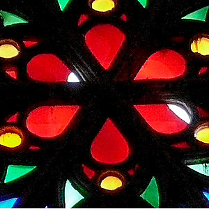 Rosetón gótico de La Seu donde se aprecian dos roturas en los cristales. (Foto: Cati Cladera)