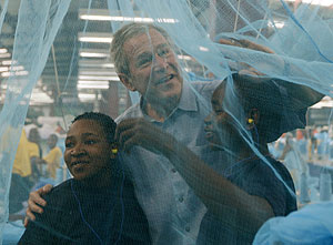 Bush prueba una de las mosquiteras con insecticida. (Foto: AP)