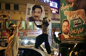 Seguidores de Nawaz Sharif celebran los resultados en la calle. (Foto. AP)