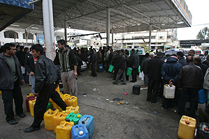 Palestinos hacen cola para comprar combustible. (Foto: AFP)