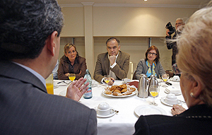 Gonzlez Pons, durante la reunin con representantes de asociaciones de consumidores. (Foto: EFE)