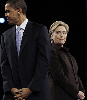 Obama y Hillary Clinton en un debate en las elecciones primarias. (Foto: Kevork Djansezian).