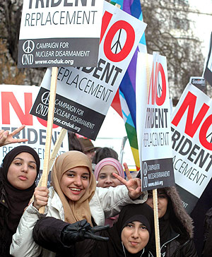 Un grupo de jvenes se manifiesta en Londres. (Foto: EFE)