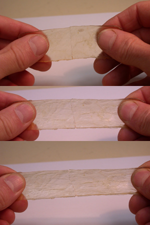 Secuencia del estiramiento del plstico slido. (Fotos: Franois Tournilhac / Ludwik Leibler).