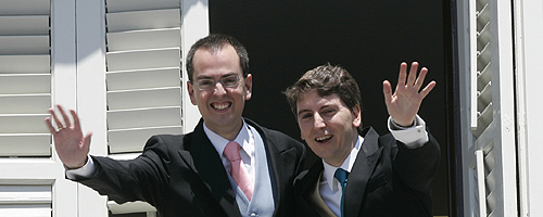 Javier Gmez (izq,) y Manuel Rdenas, el da de su boda en Madrid. (Foto: Javi Martnez)