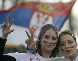 Dos jvenes hacen la seal nacionalista serbia durante la manifestacin en la capital. (Foto: AP)