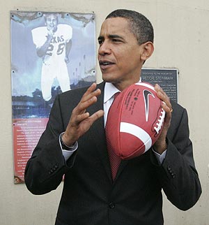 Obama posa con un baln de ftbol americano en la Universidad de Texas. (Foto: AP)