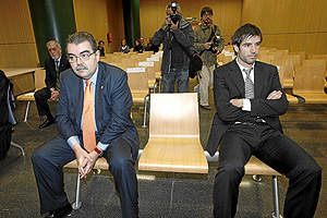 Juan Soler y David Albelda estuvieron separados por una silla vaca en su comparecencia ante el juez. (Foto: BENITO PAJARES).