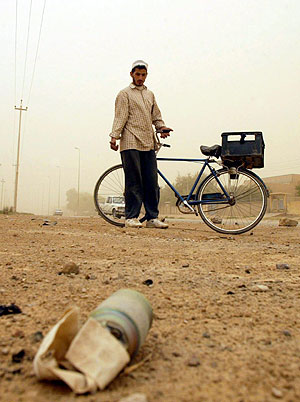 Un hombre junto a una bomba de racimo en Irak. (Foto: AFP)