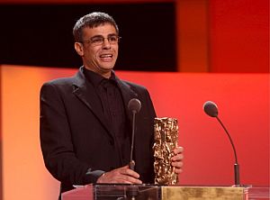 El director franco-tunesino Abdellatif Kechiche sostiene su premio al mejor director. (Foto: EFE)