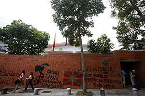 Imagen de la fachada de la embajada espaola tras el ataque. (Foto: EFE)