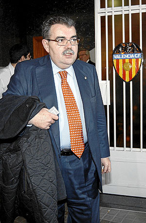 El presidente y mximo accionista del Valencia, Juan Soler, saliendo del consejo de este lunes,. (Foto: BENITO PAJARES)