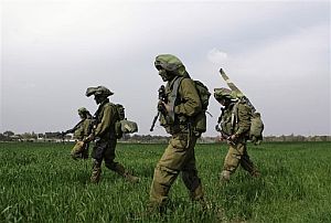 Cuatro soldados israeles patrullan cerca de la frontera con Gaza. (Foto: AP)