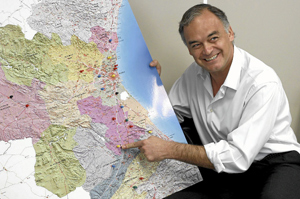 El hasta ahora sndico del PP en las Cortes con un mapa de la provincia. (Foto: El Mundo)