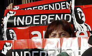 La concejala de ANV en Pamplona muestra carteles en favor de la independencia. (Foto: EFE)