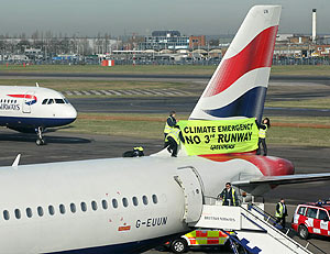 Activistas de Greenpeace protestan contra la nueva pista de Heathrow. (Fot: AFP)