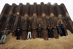 Jvenes palestinos forman una cadena junto a restos de la frontera con Egipto, en el sur de Gaza. (Foto: E. Baba/AP)
