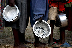 Mujeres y nios esperan en fila para recibir alimentos y agua en un campamento de Nairobi, Kenia. (Foto: EFE)