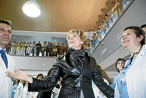 La presidenta de la Comunidad durante su visita al nuevo hospital de Aranjuez. (Foto: Antonio M. Xoubanova)