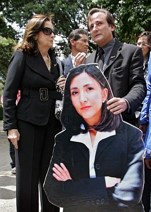 La madre y el marido de Ingrid Betancourt, durante un acto por su liberacin. (Foto: AFP)