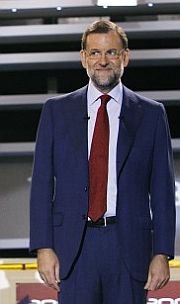 Rajoy, con la chaqueta desabrochada. (Foto: EFE)