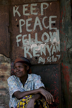 Una mujer ante un pintada que insta a mantener la paz en Kenia. (Foto: EFE)