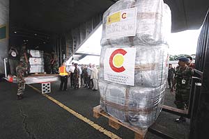 Parte de la ayuda enviada a Ecuador en una primera remesa. (Foto: EFE)