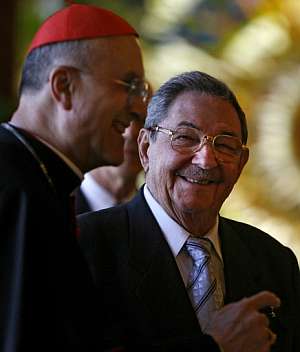 El secretario de Estado del Vaticano, cardenal Tarcisio Bertone, y Ral Castro, presidente de Cuba. (Foto: AFP)
