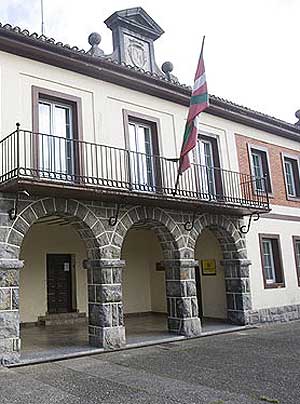 Fachada del Ayuntamiento de Urkabustaiz (Álava). (Foto: Pablo Viñas)