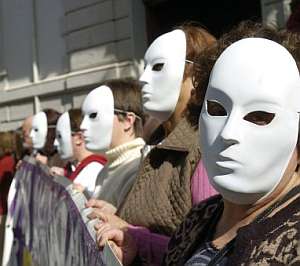 Concentración protesta en Granada por la violencia machista. (Foto: EFE)