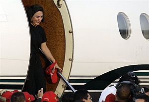 Gloria Polanco desciende del avión al aterrizar en Caracas. (Foto: AP)