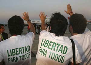Algunos familiares de los rehenes liberados exigen en su camisetas 'libertad para todos'. (Foto: REUTERS)