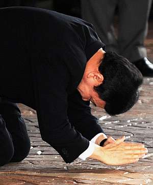 El ex primer ministro de Tailandia, Thaksin Shinawatra, besa el suelo en el aeropuerto de Bangkok. (Foto: AFP)