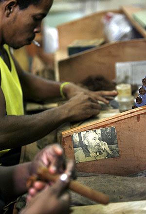Trabajadores de la fbrica de Cohbas. (Foto: REUTERS)