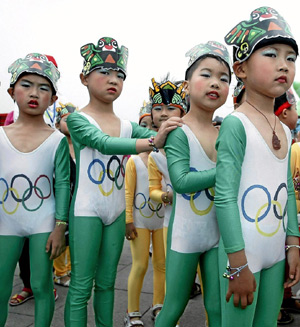 Un grupo de nias chinas vestidas como la mascota de los Juegos Olmpicos de Pekn 2008. (Foto: Michael Reynolds - EFE - EPA).
