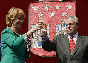 Esperanza Aguirre junto a Joaqun Leguina en el Castillo de Manzanares el Real. (Foto: EFE)