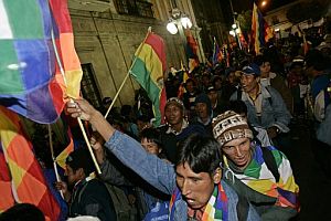 Seguidores de Morales, en las puertas del Congreso Nacional de La Paz, en la fiesta por la convocatoria de las consultas. (Foto: EFE)