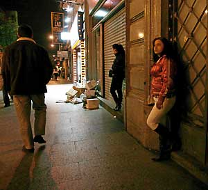 Algunas prostitutas en la calle Montera. (Foto: Kike Para)