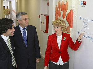 Aguirre y Gemes, durante la visita al hospital. (Foto: madrid.org)