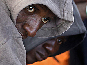 Dos inmigrantes africanos recin llegados en cayuco a Tenerife. (Foto: EFE)