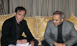 El periodista Daniel Utrilla junto a Kasaprov, durante la entrevista. (Kazbek Basayev)