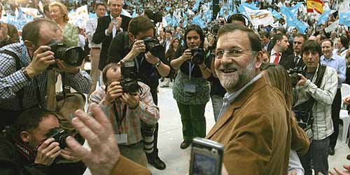 Rajoy, antes del mitin en Zaragoza. (Foto: REUTERS)