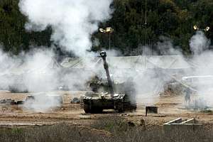Un tanque israel dispara hacia la franja. (Foto: EFE) Ms imgenes