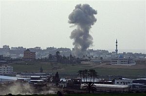 Una columna de humo despus de un bombardeo israel en Gaza. (Foto: AFP)
