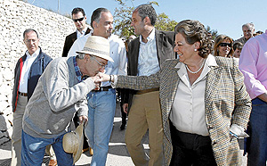 Los responsables populares, camino del mitin de este domingo en el Parque de Cabecera de Valencia (Foto: BENITO PAJARES).